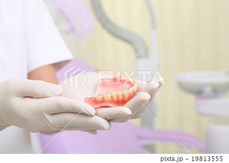 入れ歯と歯医者の手 19813555