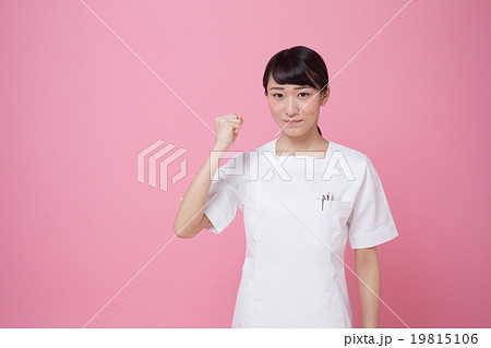 クリニックの女性スタッフ 19815106