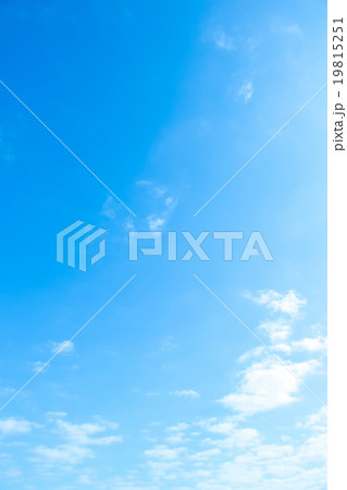 積雲　高積雲か層積雲　真冬の空　白い雲と青い空　背景素材　コピースペース　文字スペース 19815251