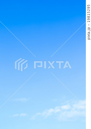 積雲 高積雲か層積雲 真冬の空 白い雲と青い空 背景素材 コピースペース 文字スペース 積雲 高積雲か層積雲 真冬の空 白い雲と青い空 背景素材 コピースペース 文字スペース 19815295