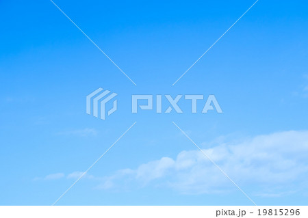 積雲 高積雲か層積雲 真冬の空 白い雲と青い空 背景素材 コピースペース 文字スペース 積雲 高積雲か層積雲 真冬の空 白い雲と青い空 背景素材 コピースペース 文字スペース 19815296