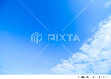 積雲　高積雲か層積雲　真冬の空　白い雲と青い空　背景素材　コピースペース　文字スペース 19815307