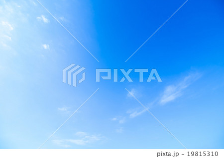 積雲 高積雲か層積雲 真冬の空 白い雲と青い空 背景素材 コピースペース 文字スペース 積雲 高積雲か層積雲 真冬の空 白い雲と青い空 背景素材 コピースペース 文字スペース 19815310