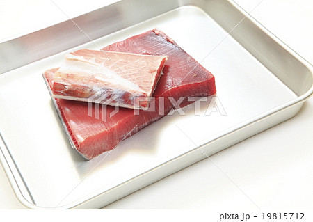 自然解凍した冷凍マグロ 19815712
