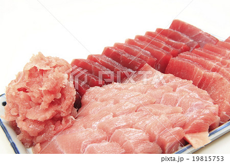 マグロの刺し身の盛り合わせ 19815753