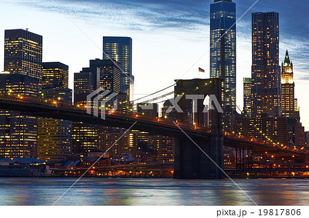 Brooklyn Bridge with lower Manhattan skyline 19817806
