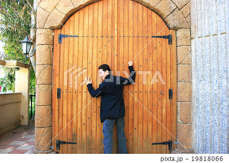 Teen knocking door 19818066