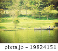 鮮やかな緑の中を親子でカヌー 19824151