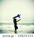 波打ち際でジャンプする少年 19824154