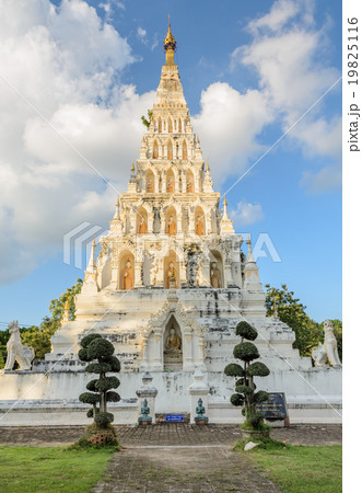 Wat Chedi Liam or Wat Ku Kham in Thailand Wat Chedi Liam or Wat Ku Kham in Thailand 19825116