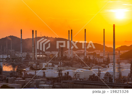 Oil refinery plant, heavy petrochemical industry. 19825326