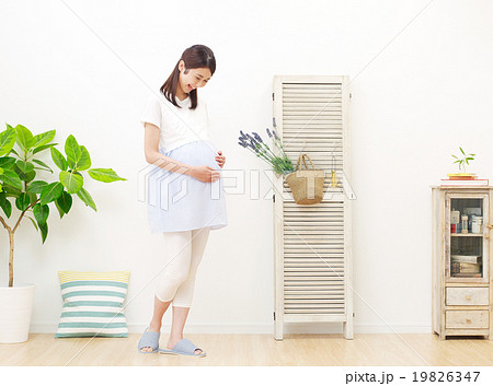 部屋に立つ妊婦 19826347