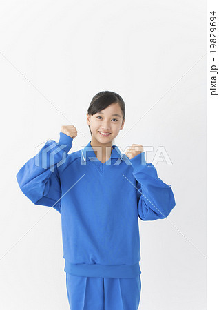 部活イメージ ガッツポーズする体操着の中学生 部活イメージ ガッツポーズする体操着の中学生 19829694