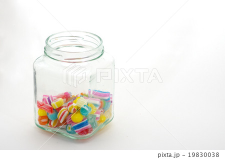 ガラス瓶の京にしき飴 白背景 横 ガラス瓶の京にしき飴 白背景 横 19830038