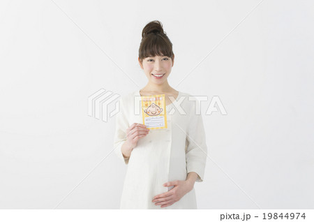 妊婦と母子手帳 19844974