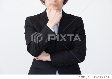 ビジネスマン　顔無しボディパーツ　腕組み 19845173