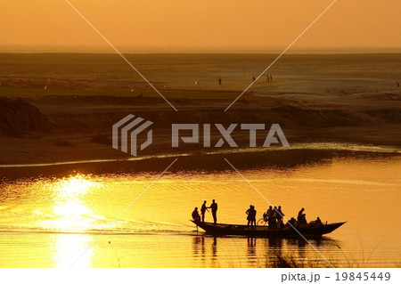 渡し舟のシルエット 渡し舟のシルエット 19845449