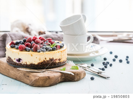 Cheesecake with fresh raspberries and blueberries 19850803