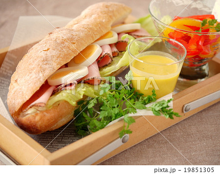 パストラミロースのバゲットサンド　ランチトレイ 19851305