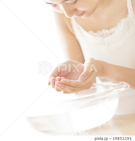 洗顔をする女性 洗顔をする女性 19852293