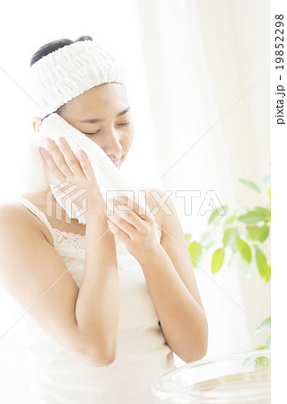 タオルで顔を拭く女性 19852298
