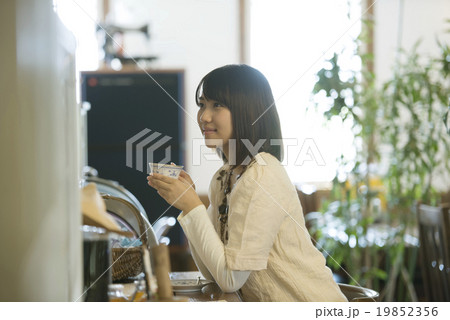 カフェでコーヒーを飲む女性 カフェでコーヒーを飲む女性 19852356