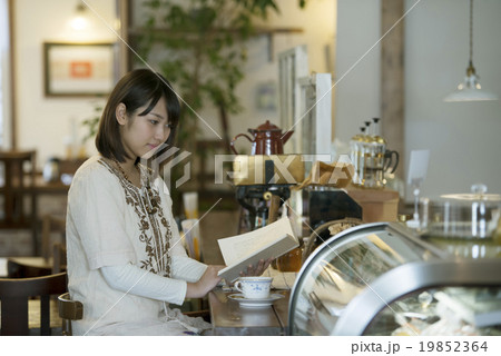 カフェで読書をする女性 19852364