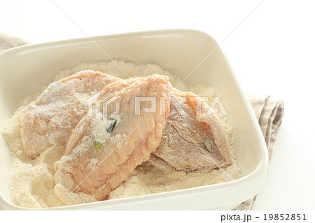 ミックス粉の韓国フライドチキンの調理の写真素材