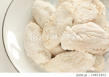 ミックス粉の韓国フライドチキンの調理の写真素材