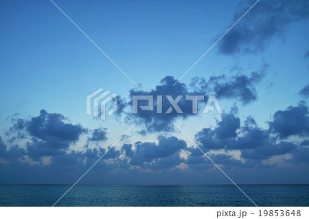 夜明け前の海 夜明け前の海 19853648
