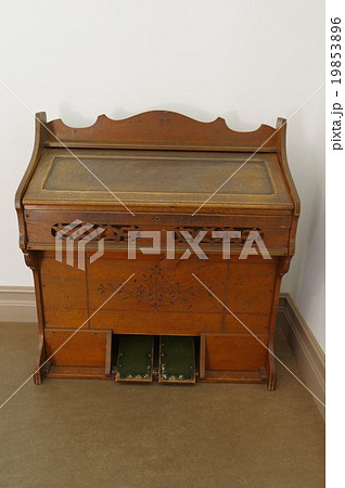 日本製の古いリードオルガン　日本楽器製　アンティークなオルガン　蓋閉じ縦 19853896