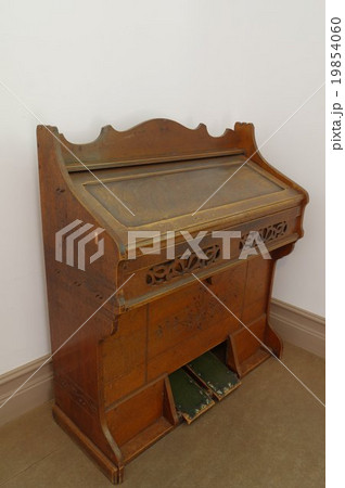 日本製の古いリードオルガン 日本楽器製 アンティークなオルガン 蓋閉じ俯瞰縦 日本製の古いリードオルガン 日本楽器製 アンティークなオルガン 蓋閉じ俯瞰縦 19854060