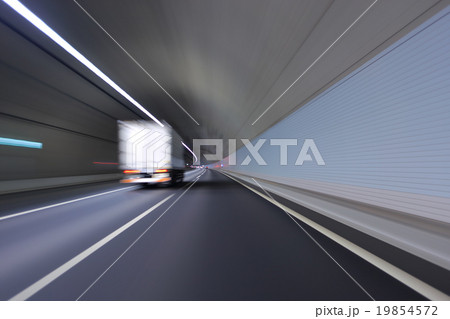 高速道路のトンネルを走行する大型トラック 19854572