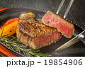 シズル感のある和牛ステーキ　High-quality Japanese beef steak  19854906