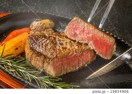 シズル感のある和牛ステーキ　High-quality Japanese beef steak  19854906