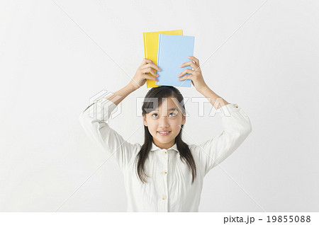 本を持つ中学生 19855088