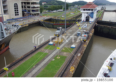 パナマ運河の閘門式運河の写真素材