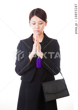 葬式　喪服　女性　合掌　数珠 19855287