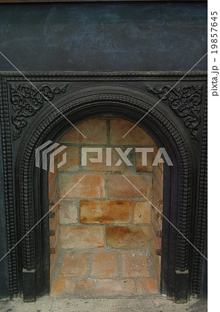 松本市旧司祭館の暖炉縦 (正面拡大 空き) 明治時代のアメリカ風建築物 信州松本の歴史的建造物 松本市旧司祭館の暖炉縦 (正面拡大 空き) 明治時代のアメリカ風建築物 信州松本の歴史的建造物 19857645