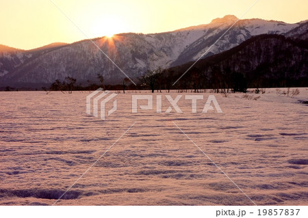 早春の尾瀬ヶ原から景鶴山と日没 早春の尾瀬ヶ原から景鶴山と日没 19857837