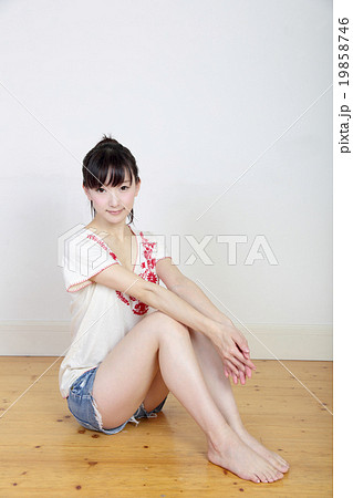 座る若い女性の写真素材