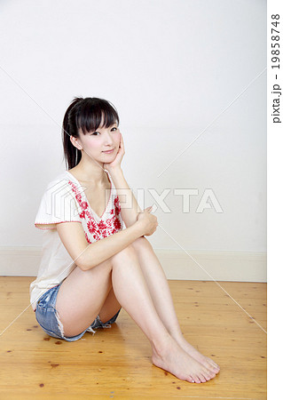 座る若い女性 19858748