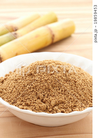 黒砂糖の粉末とサトウキビ 19859453