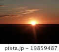 南ゴビ砂漠の地平線に沈む夕日 19859487