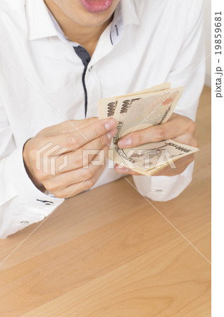 お金を数える男性 19859681