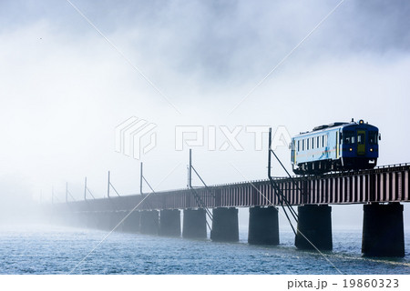 霧から浮かび上がる列車 19860323