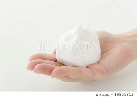 洗顔フォームの泡を持つ女性手元 洗顔フォームの泡を持つ女性手元 19861312