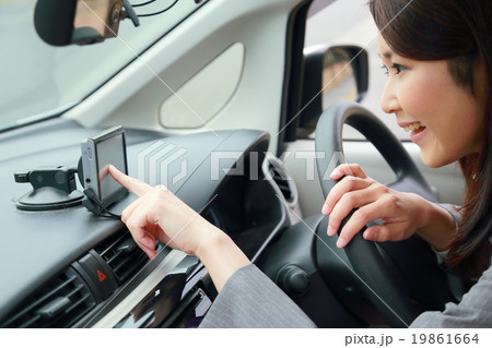 ナビゲーション 営業 運転免許 仕事 スーツ 車 女性 軽自動車 運転手 ビジネスウーマン の写真素材