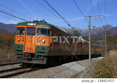 紅葉の谷川岳と上越線115系の写真素材