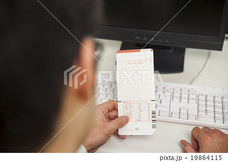 ブラック企業で働く男性 19864115